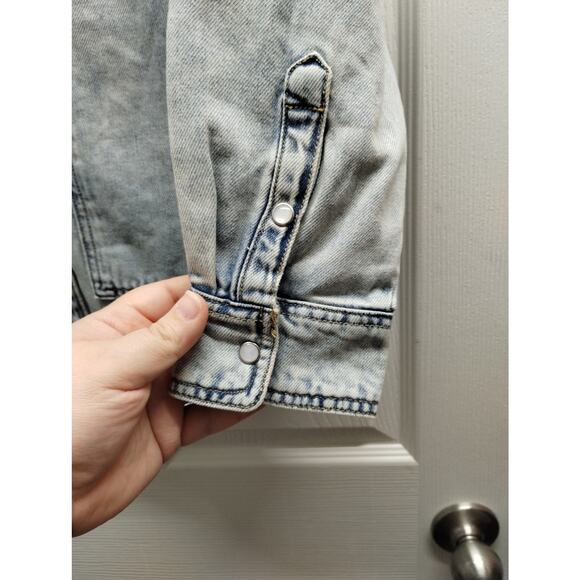 Wild Fable Size XS Long Sleeve Oversized Denim Western Light Wash Shirt NWT - Picture 5 of 8